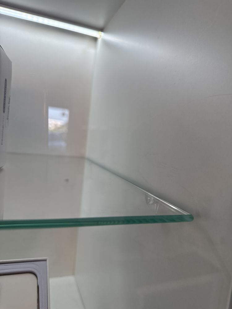Estantes expositores com porta de vidro com iluminação