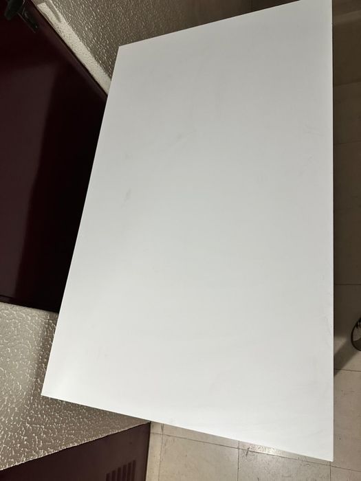 Mesa de escritorio branca usado