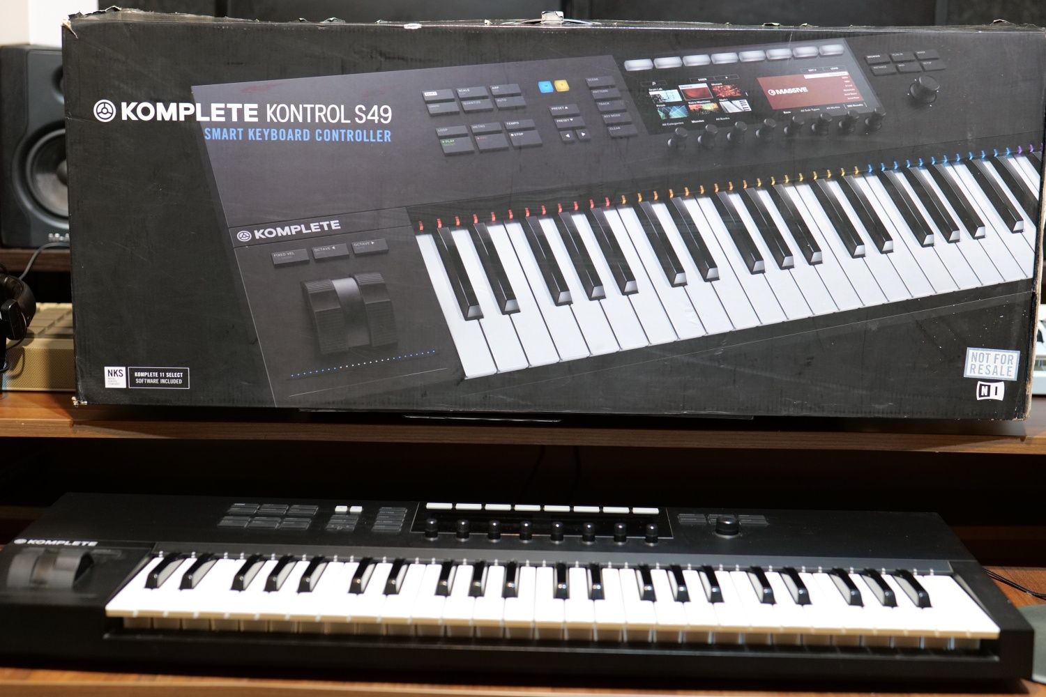Продам миди клавиатуру Native Instruments KOMPLETE Kontrol S49 MK2