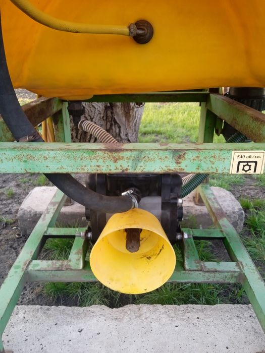 Продам навесной оприскватель ОП-800 в рабочем состоянии .