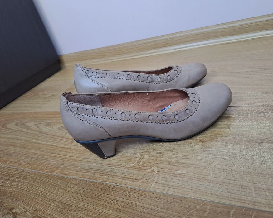 Світлі жіночі шкіряні туфлі на низькому каблуці