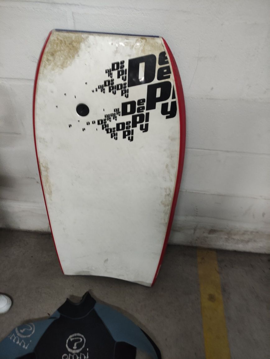 Conjunto Bodyboard com prancha, fato, pés de pato, meias e cordinha