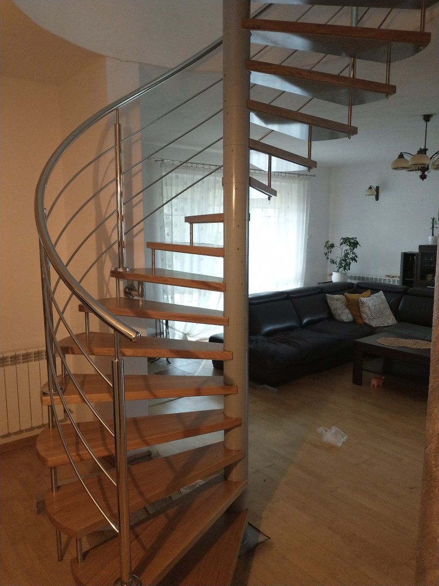 Schody balustrady poręcze pochwyty nierdzewne, z drewnem.