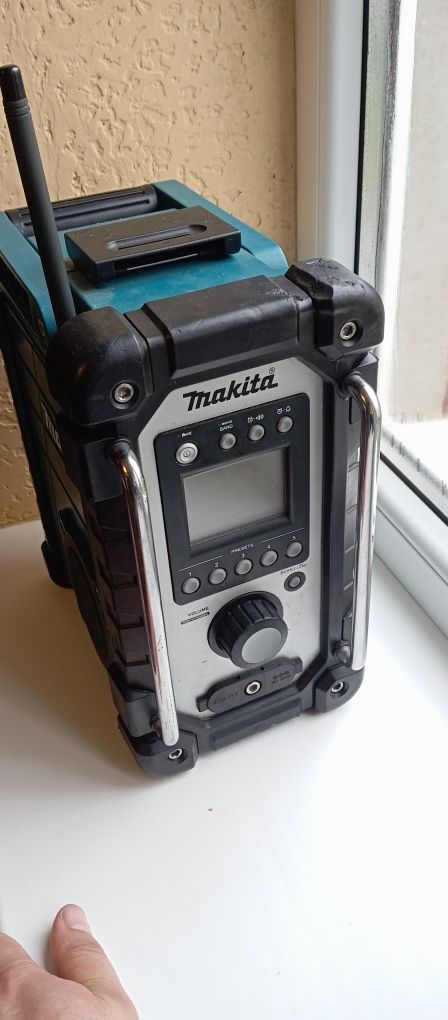 Продам радіо макіта DMR102