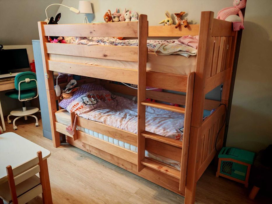solidne  drewniane łóżko piętrowe Bedlayn z materacami 180x80