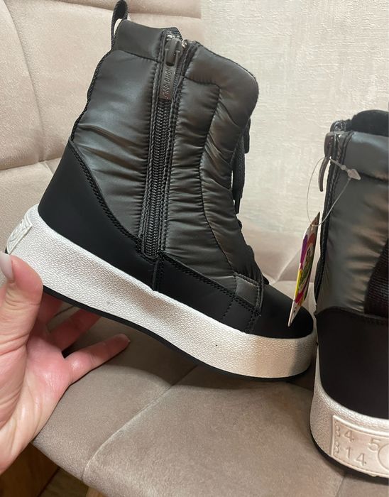 Зимові черевики на дівчинку