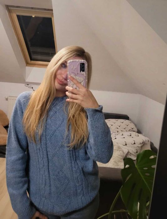 Niebieski pleciony sweterek