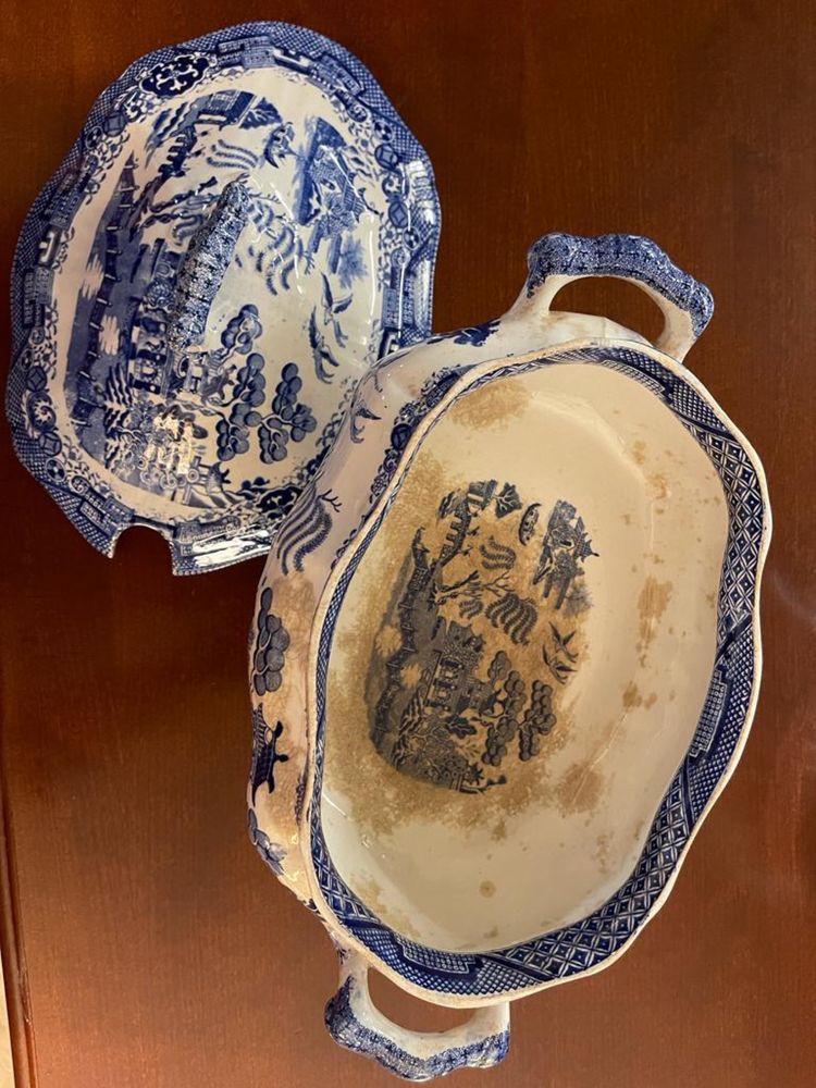 Terrina azul chinesa muito antiga com marcas de uso