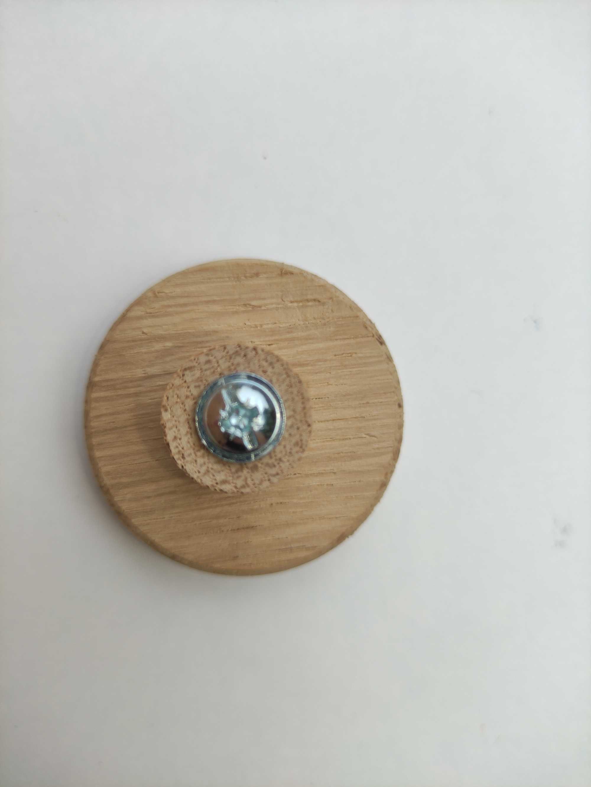 Gałka meblowa płaska o średnicy 45mm wykonana z litego drewna dębowego