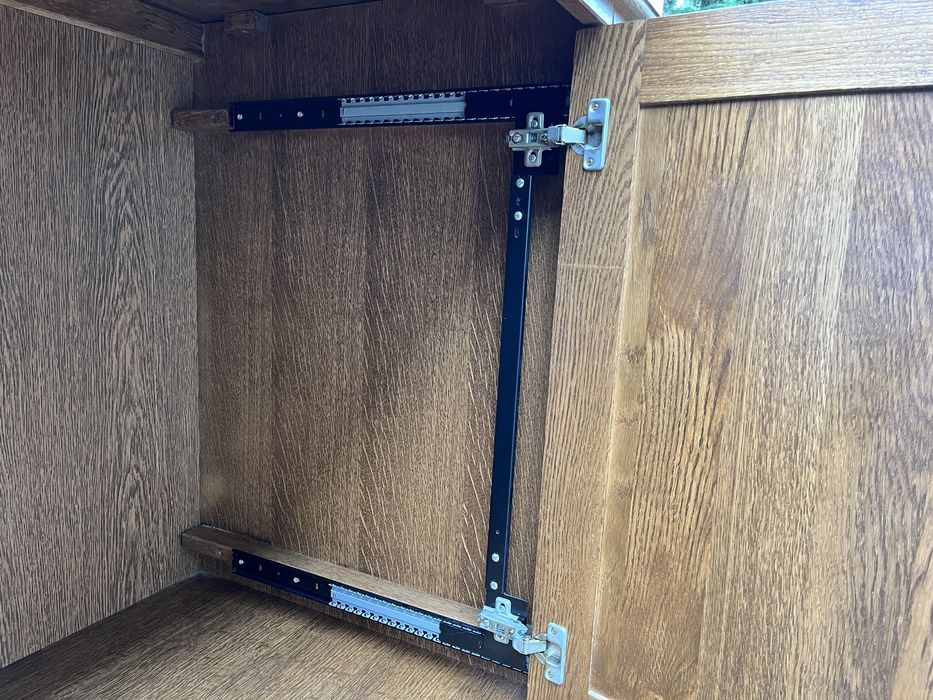 Drewniana szafa z półką na telewizor – otwierana od frontu