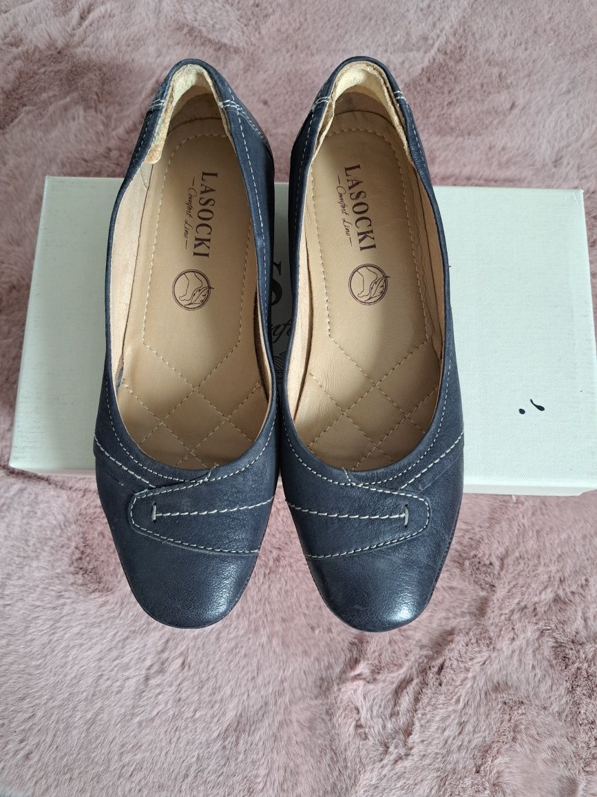 Buty na niskiej koturnie Lasocki