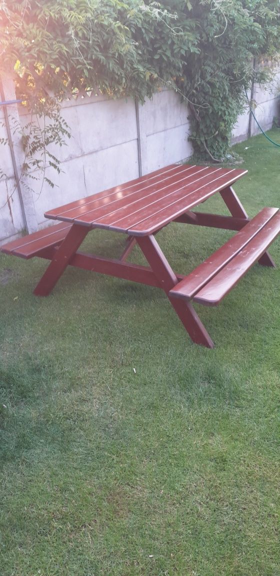 Stół ogrodowy z ławkami na stałe