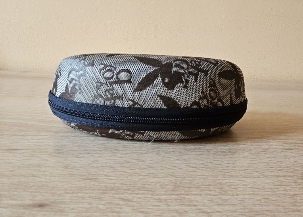 Bronzowy etui na okulary z motywem Play Boy