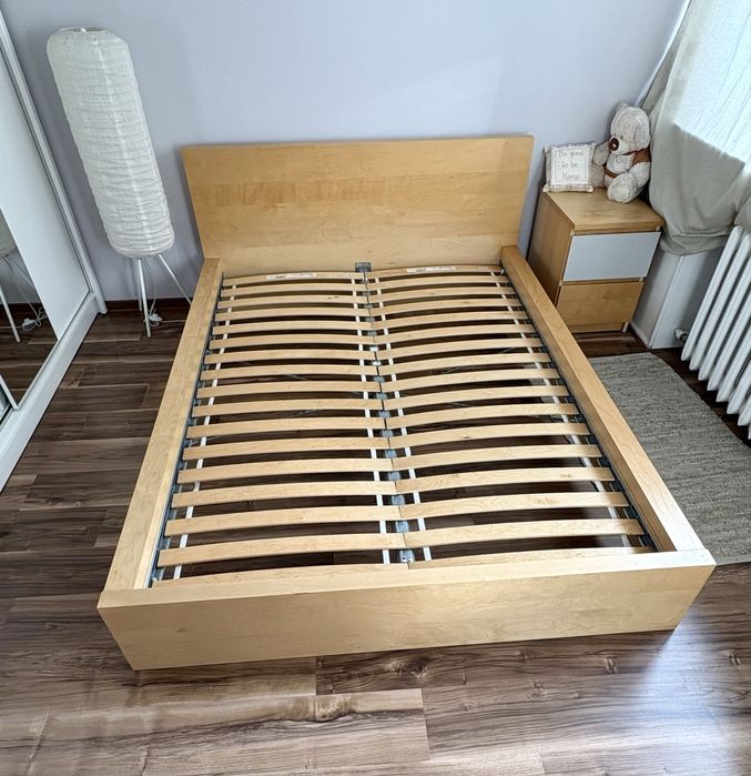 Łóżko 140x200 z materacem i szafka nocna