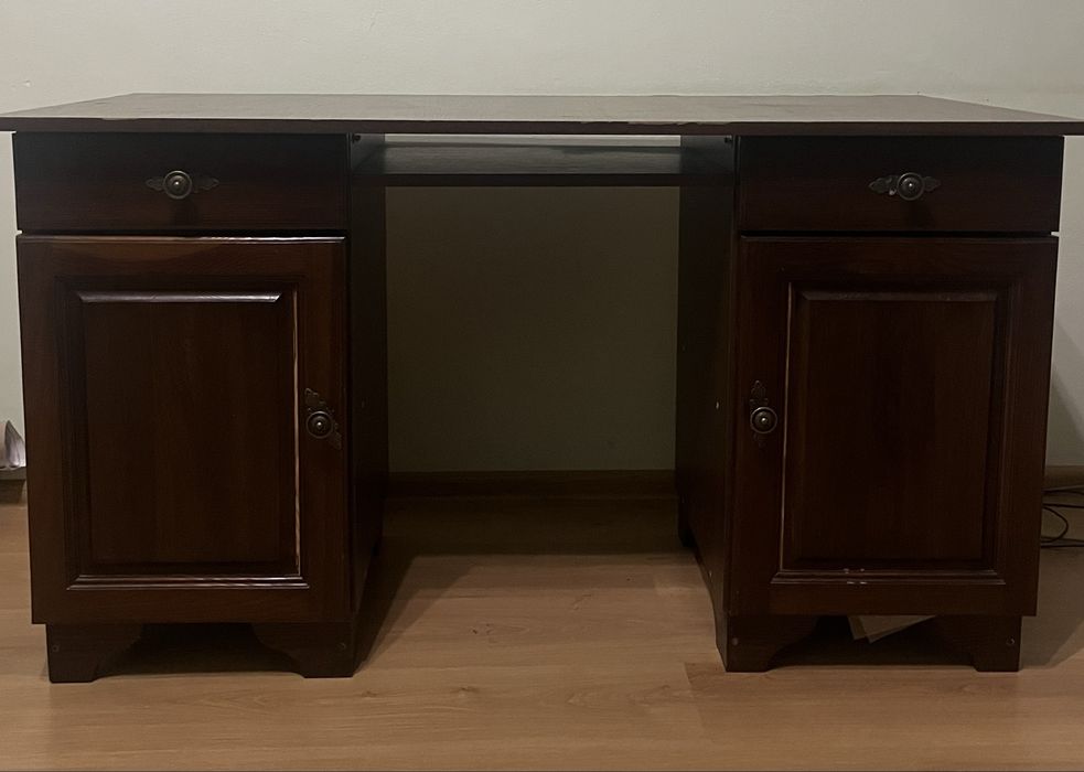 Меблі без дефектів. І ще є стіл