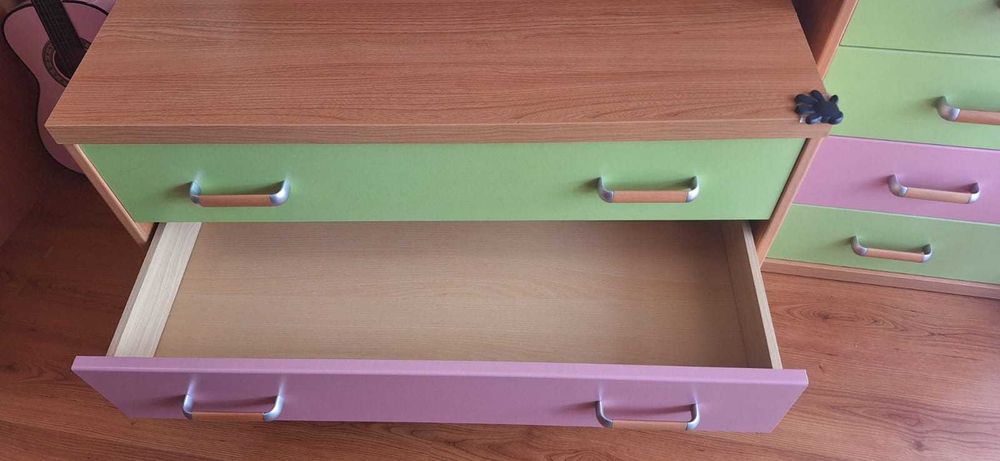 Cómoda madeira com gavetas verdes e rosa