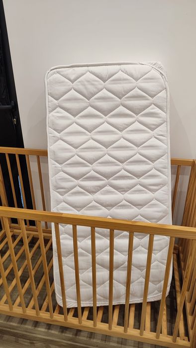 Cama de grades em madeira (Berço de criança mais colchão)