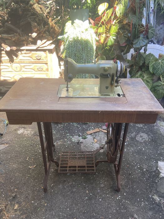 Vende-se máquina de costura antiga