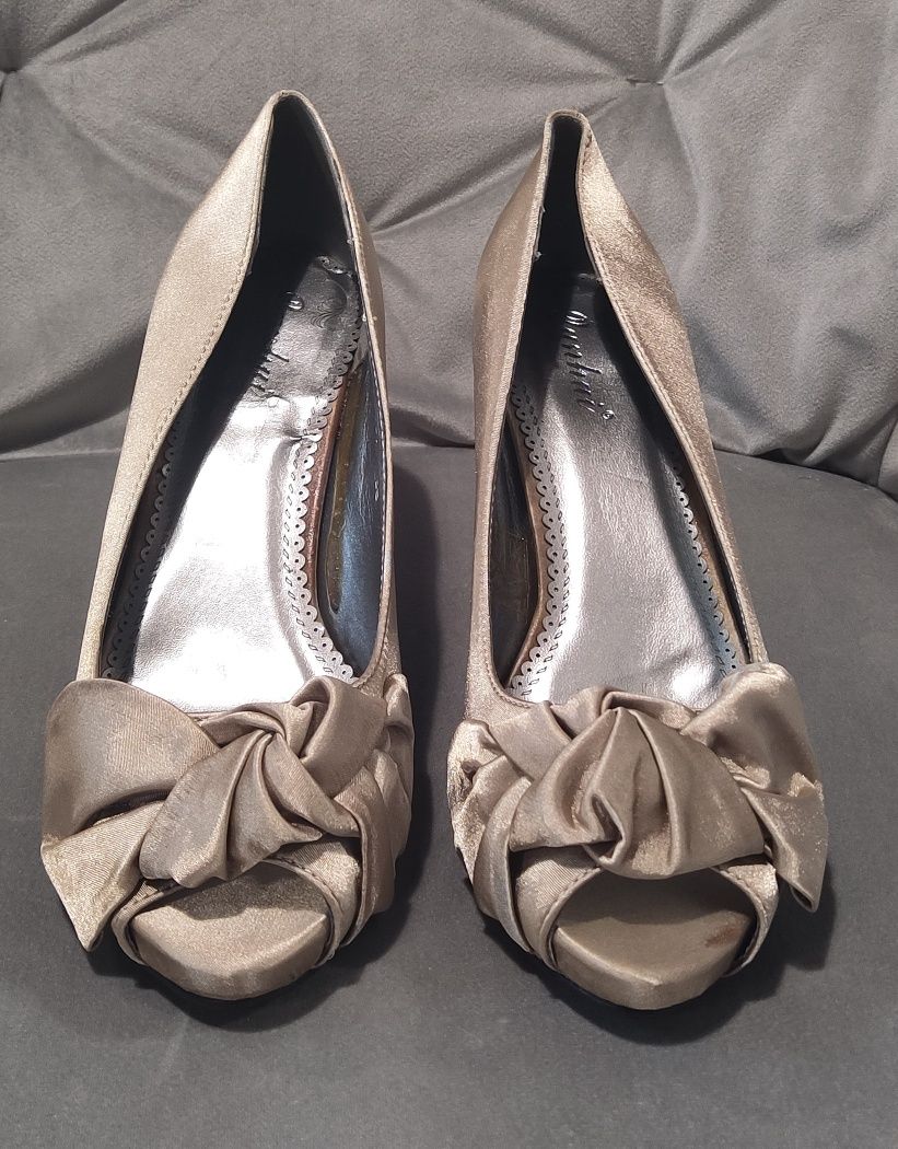 Sapatos elegantes de cetim