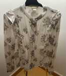 Blusa em tecido algodao. Com folhos a frante e atras.