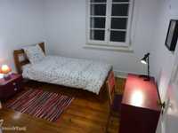 1223 - Quarto com cama de solteiro em apartamento com 6 quartos