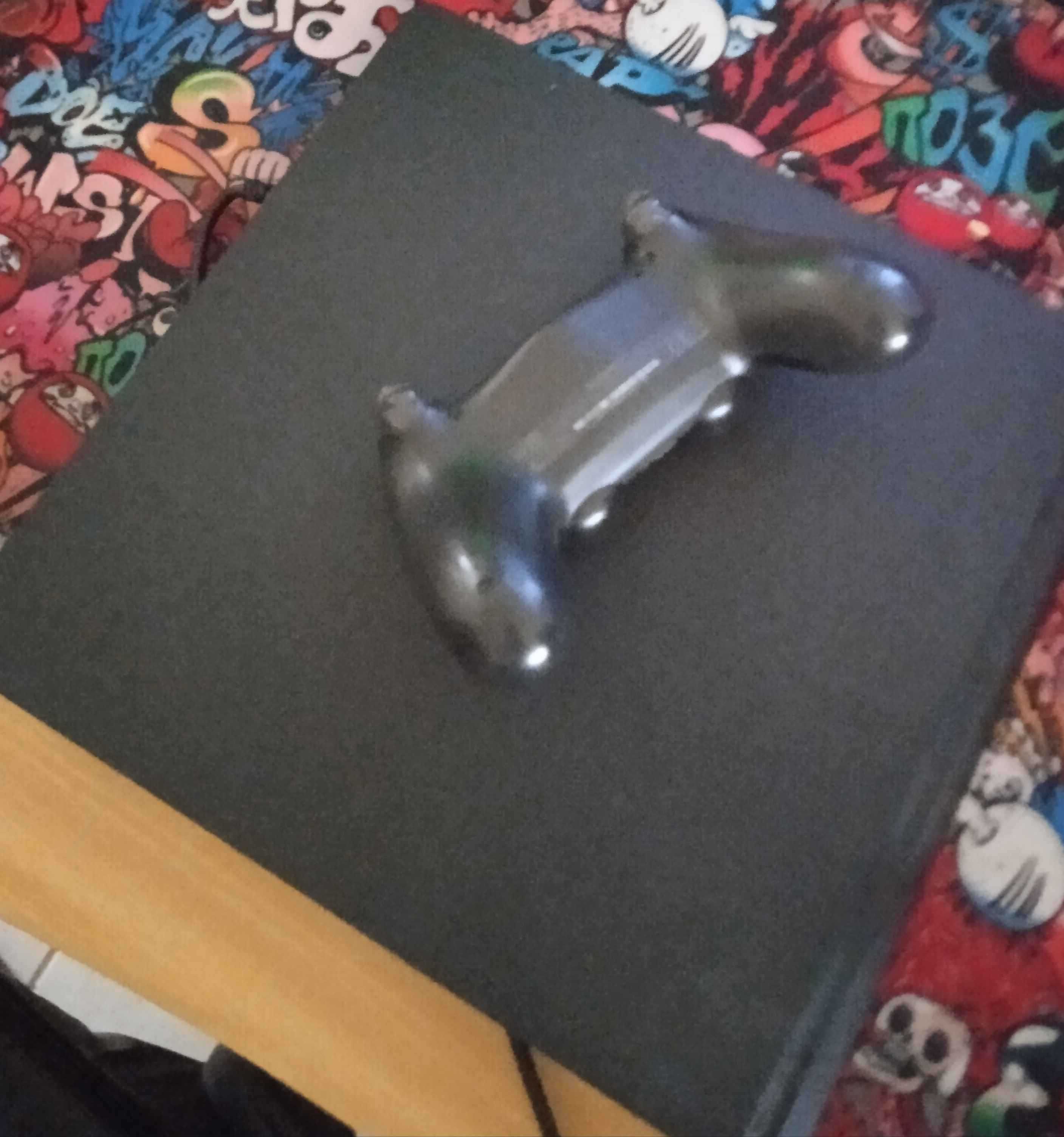 PS4 e comando em segunda mao em bom estado para uso preço ÓTIMO!!