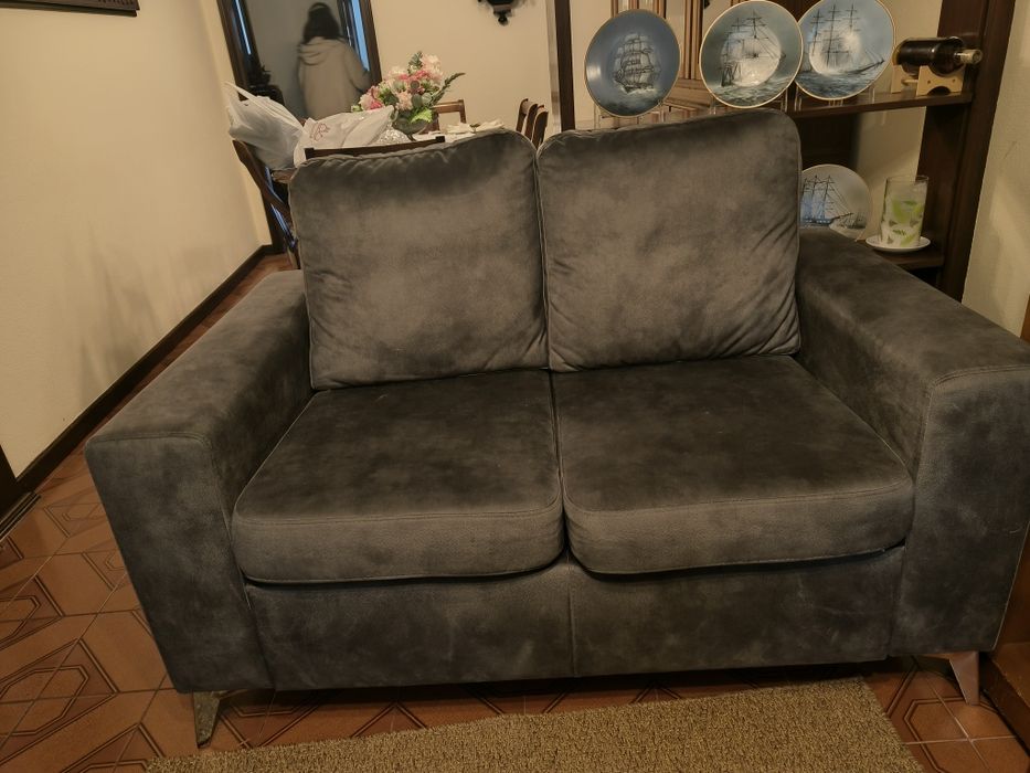 Sofá cinzento dois lugares