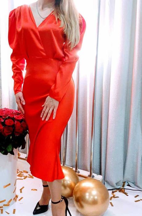 Сукня атласова червоного кольору