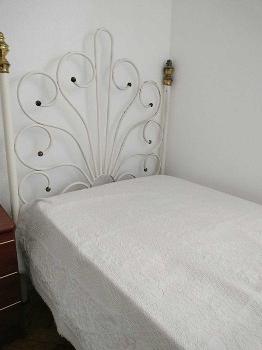 Cama em ferro de solteiro
