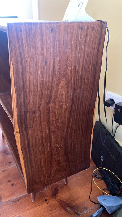 Consola pequena modernista