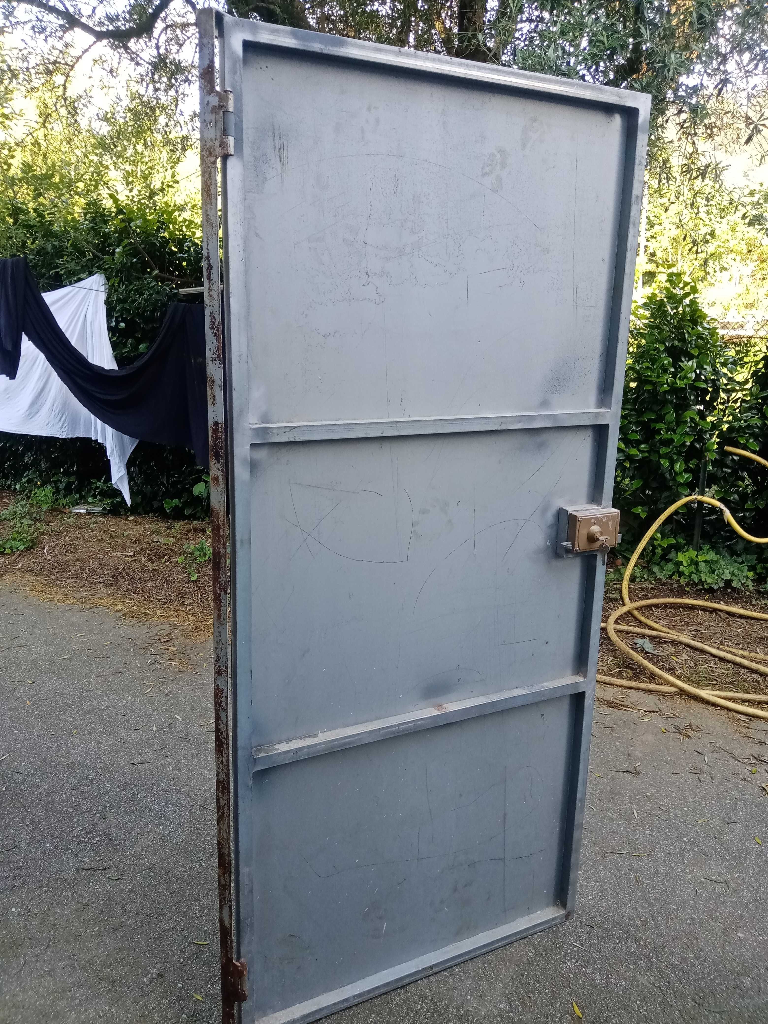 Porta de ferro galvanizada