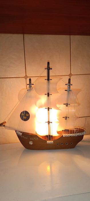 Lampka nocna zabudowana w okręcie