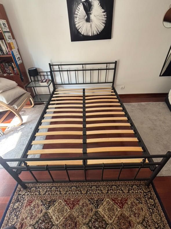 Cama de casal com mesas de cabeceira em bom estado