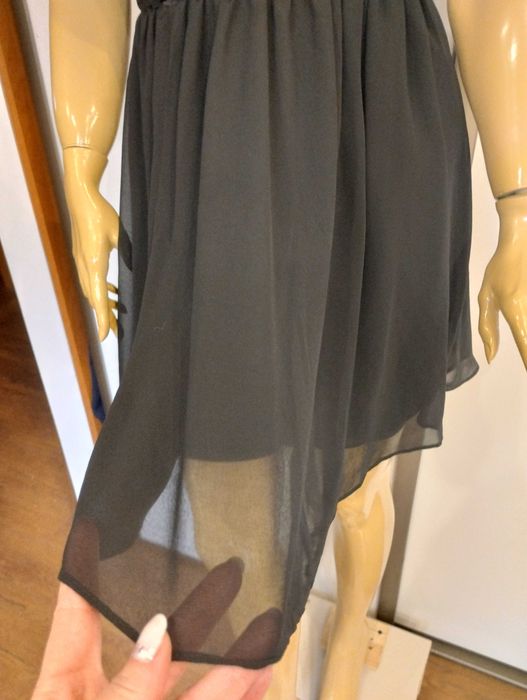 Piękna czarna sukienka uszytywniana na piersiach HM r. 3XS/ 2XS