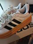 Sapatilhas Adidas brancas, perfeitas para um estilo casual e moderno.