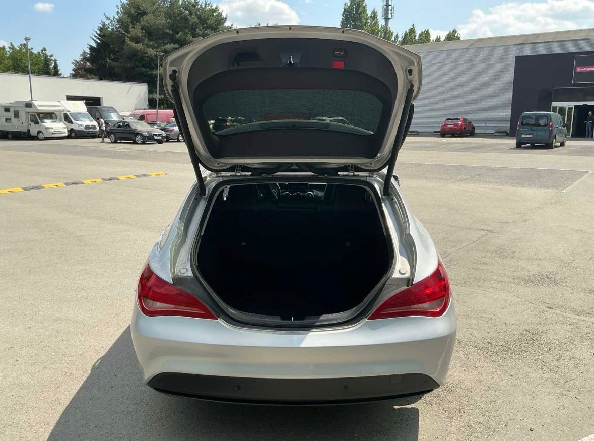 Mercedes-Benz  cla200