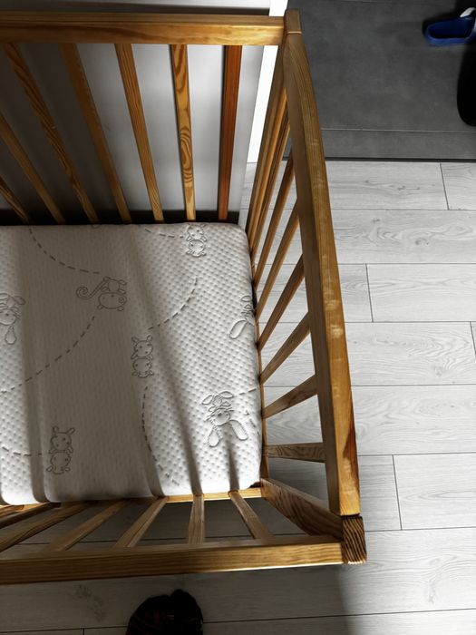 Łóżeczko dziecięce drewniane z szufladą