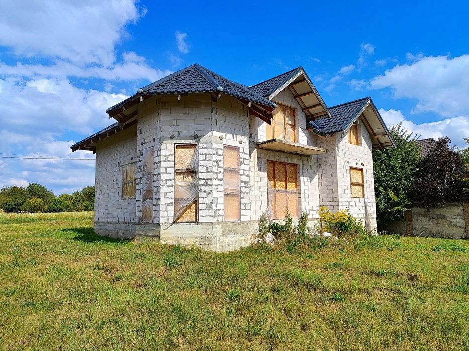 Просторий будинок у зручному районі!