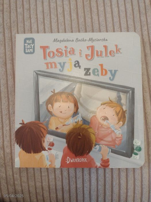 Tosia i Julek myją zęby