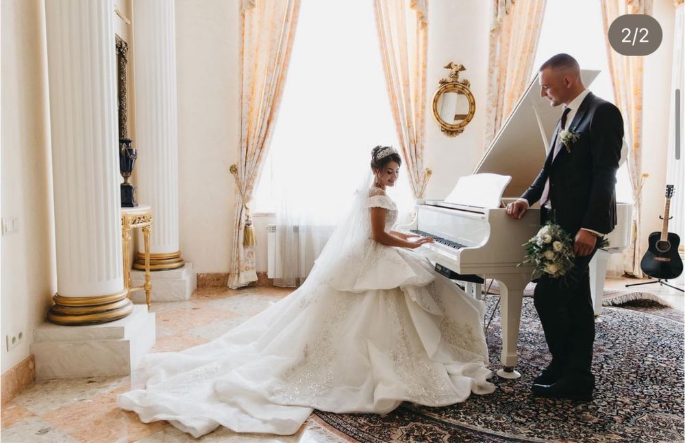 Розкішна королівська весільна сукня зі шлейфом.