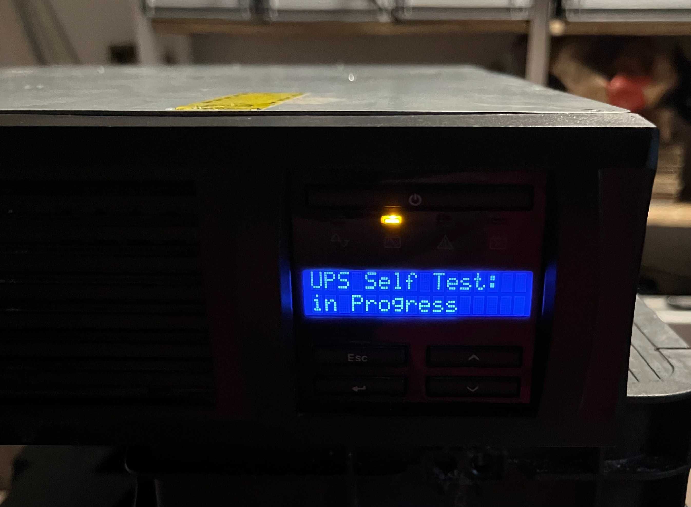 Zasilacz UPS APC SMT2200RMI2U - nowe akumulatory, szyny do szafy rack