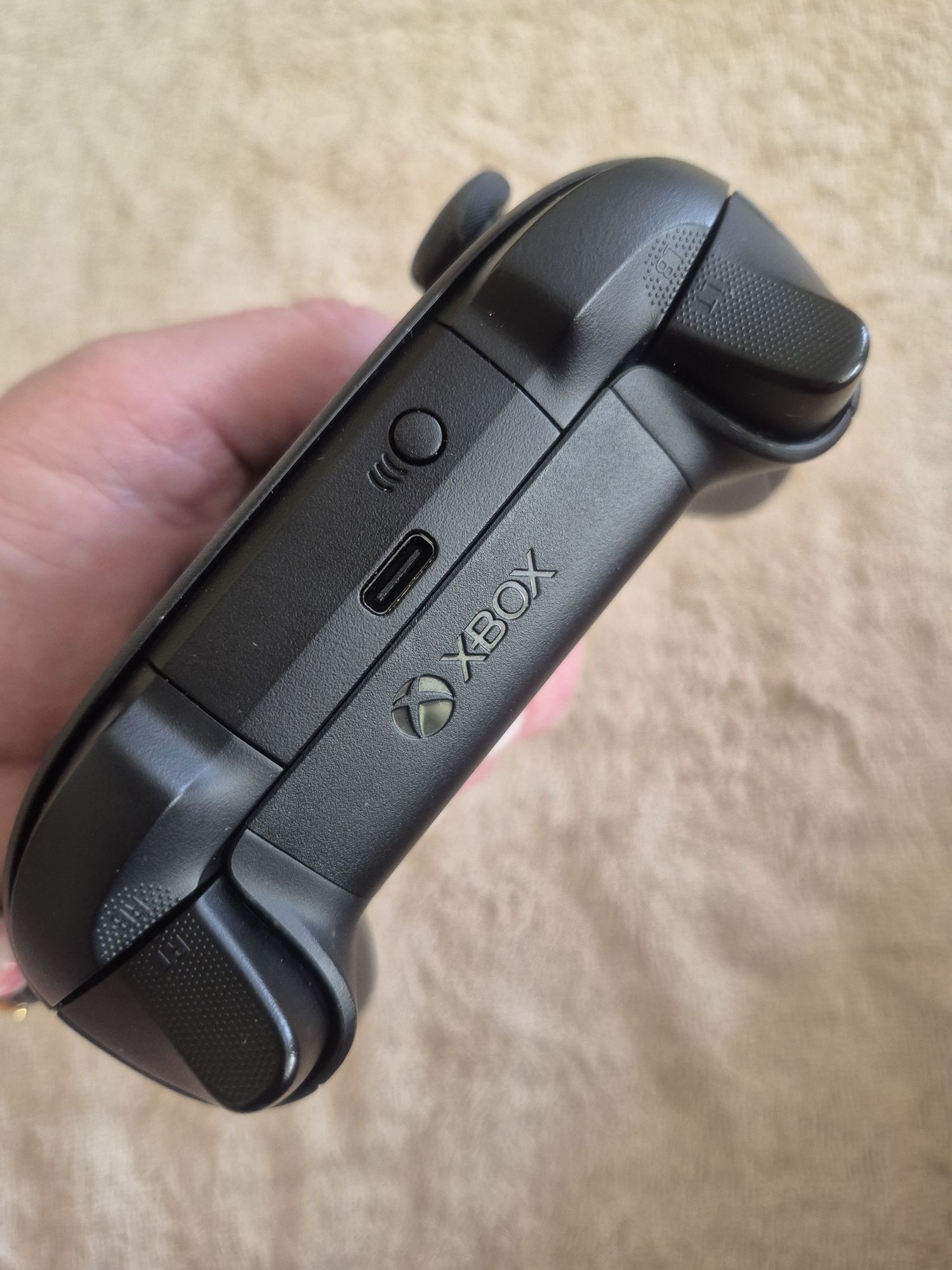 Pad do Xbox One SeriesX/S czarny oryginalny, model 1914 w pudelku