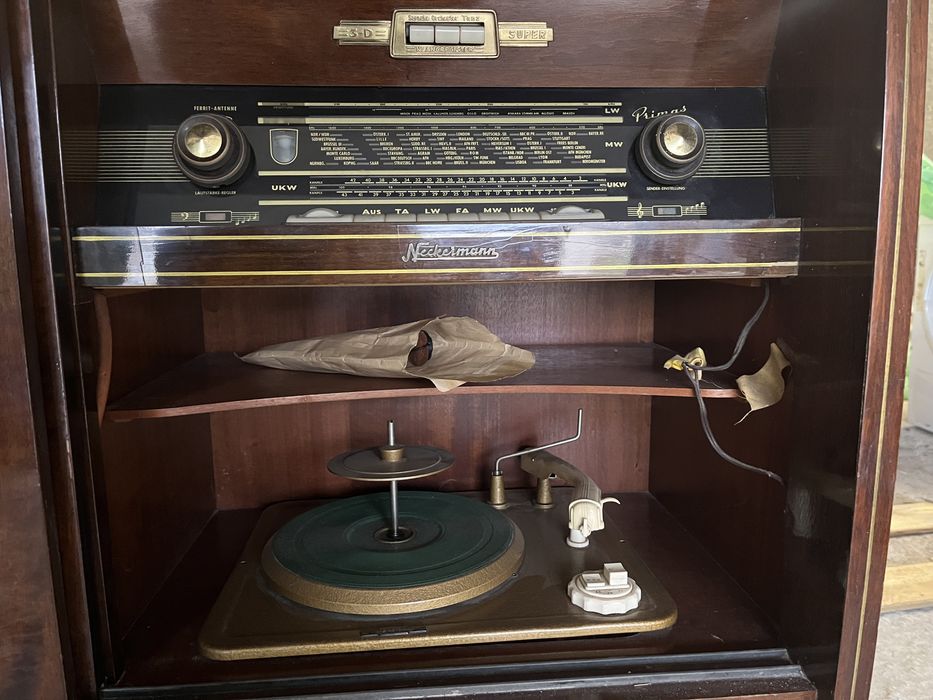 Antyczne radio z adapterem w zabudowie meblowej