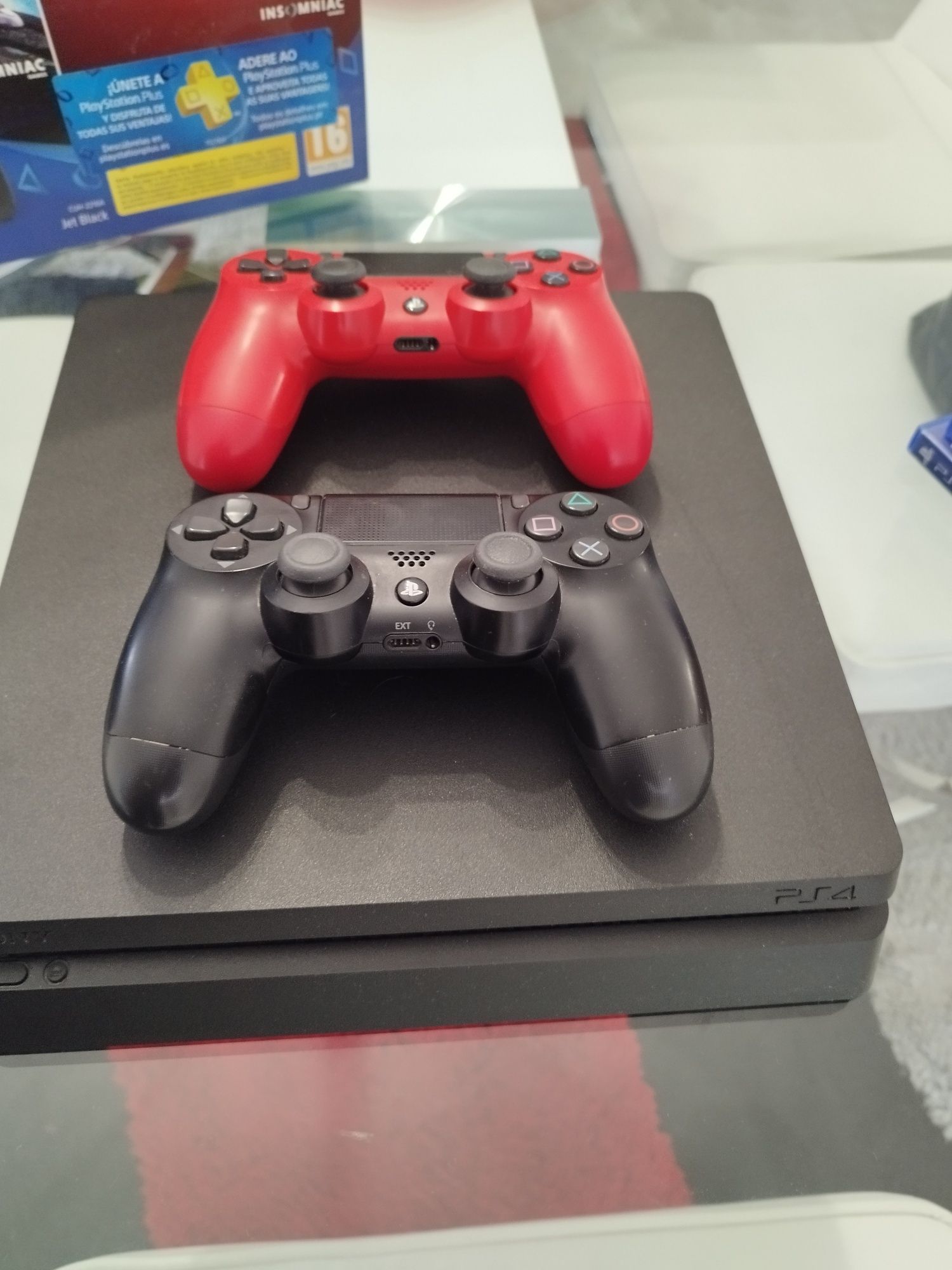 V PS4 de  500 GB, com 2 comandos e 10 jogos