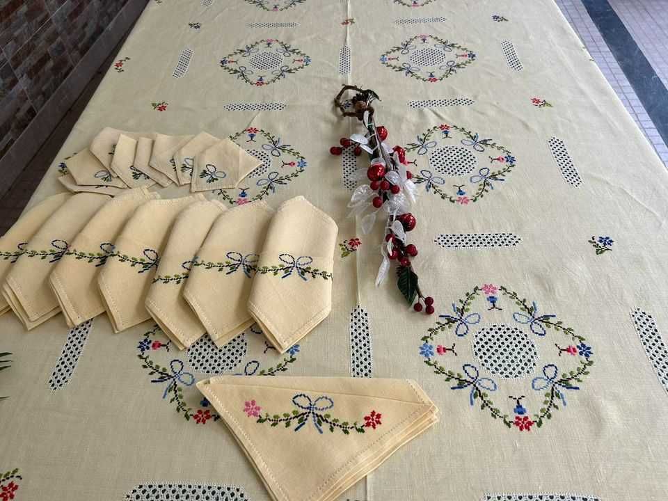 Toalha de linho, bordada, trabalhada com bainhas abertas