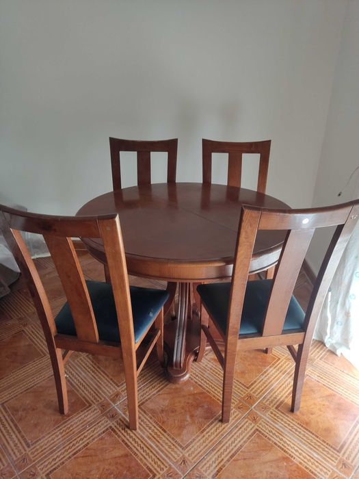 Mesa de sala madeira maciça+ 4 cadeiras