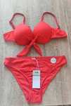 czerwony strój kąpielowy bikini