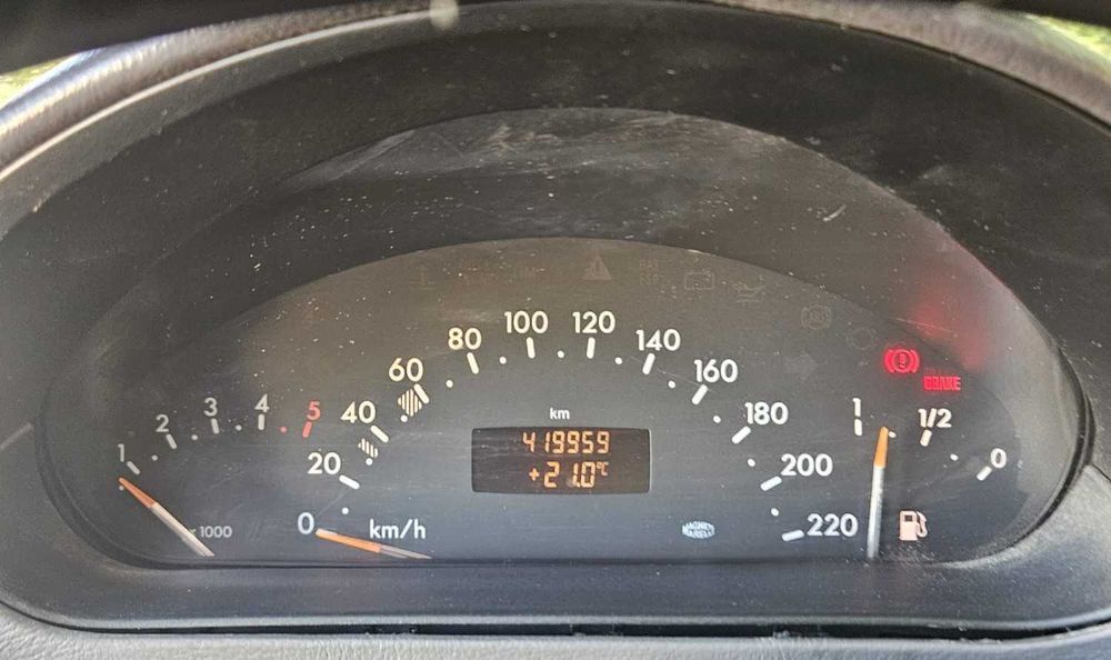 Classe A, 25 anos, 420 mil km, 2k negociáveis