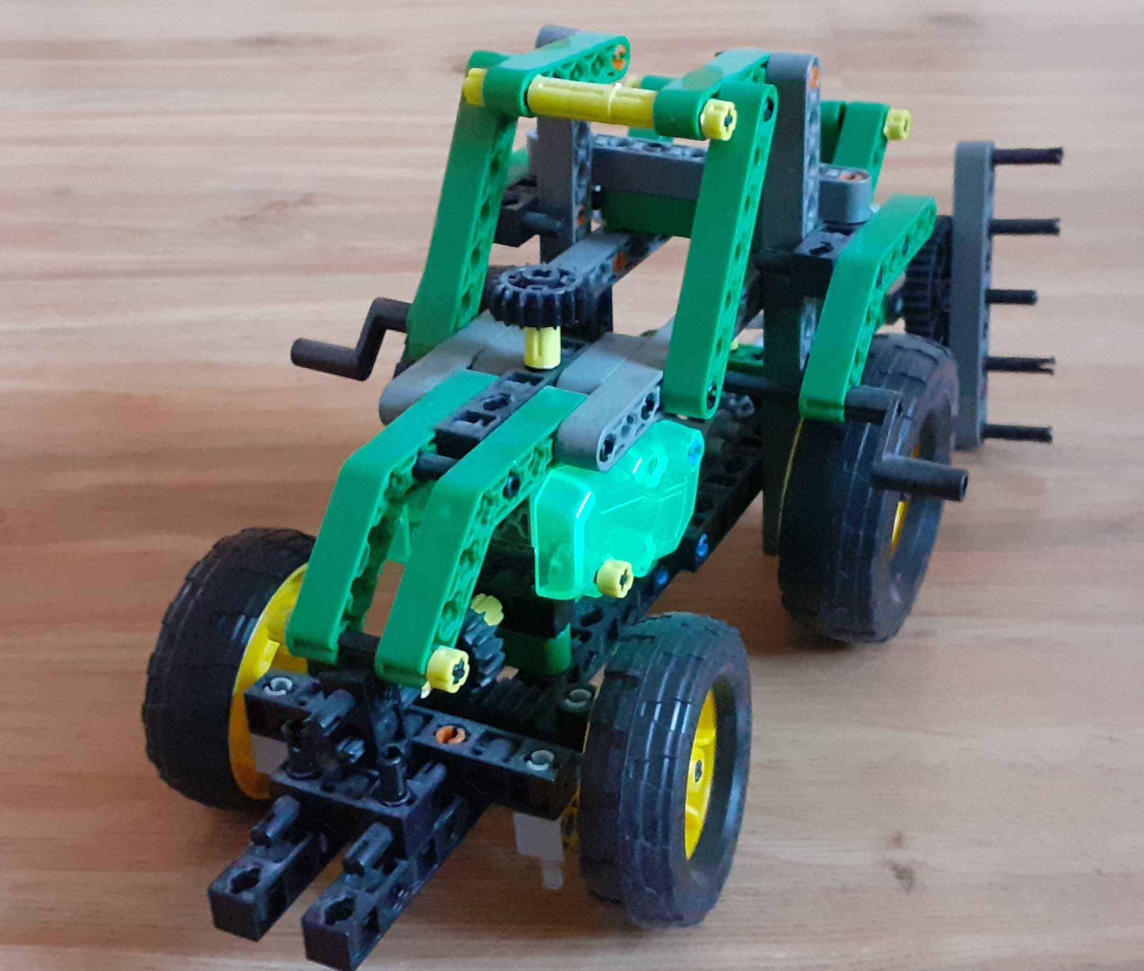 Traktor z klocków