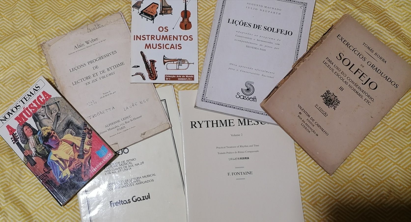 Livros de partituras e pautas de Música para piano, órgão, formação e